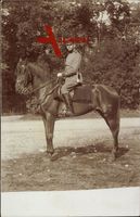 Soldat in Feldgrau auf einem Pferd sitzend, Stiefel, Schirmmütze