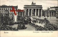 Berlin, Blick auf das Brandenburger Tor am Pariserplatz