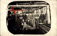 Gruppenfoto von Bergarbeitern, Rauchen, Jungen, Arbeit unter Tage