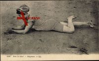 Bain de Soleil, Baigneuse, Frau in Badekleid am Strand