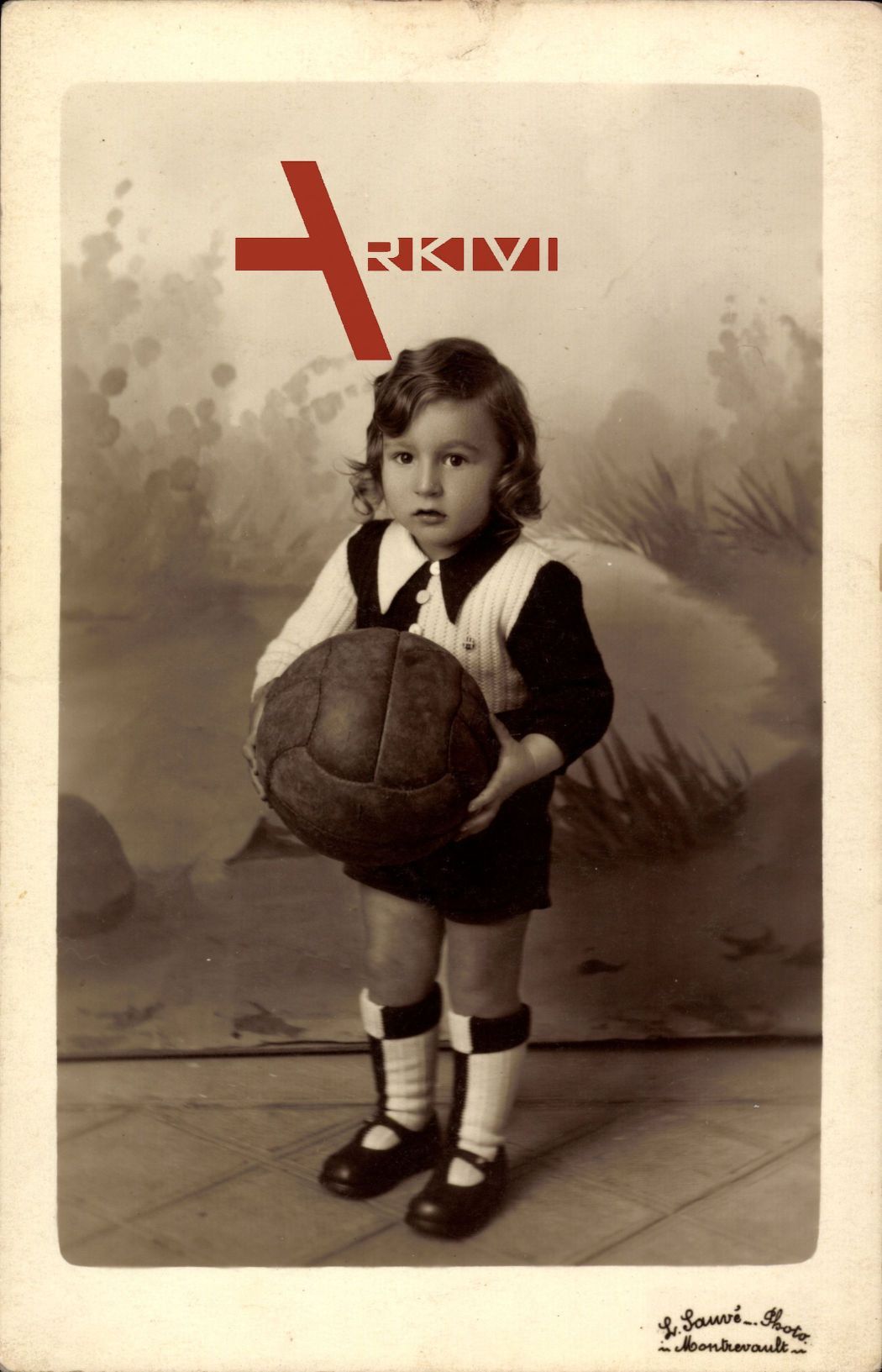Kleinkind mit einem Fußball, Trikot, Socken