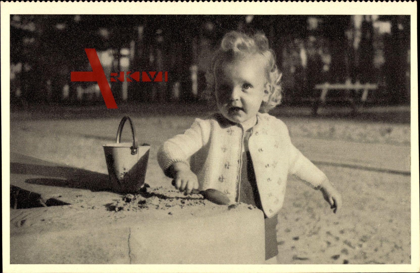 Portrait eines kleinen Mädchens auf dem Spielplatz, Sand, Eimer, Schippe