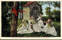Wendische Mädchen in Festtracht beim Schmücken der Waldkapelle