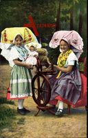 Spreewald, Zwei Mädchen in Landestrachten am Spinnrad, Puppe