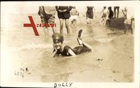 Dolly, Portrait eines Mädchens am Strand im Wasser liegend