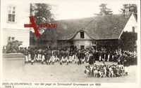 Berlin Wilmersdorf Grunewald, Vor der Jagd im Schlosshof um 1900
