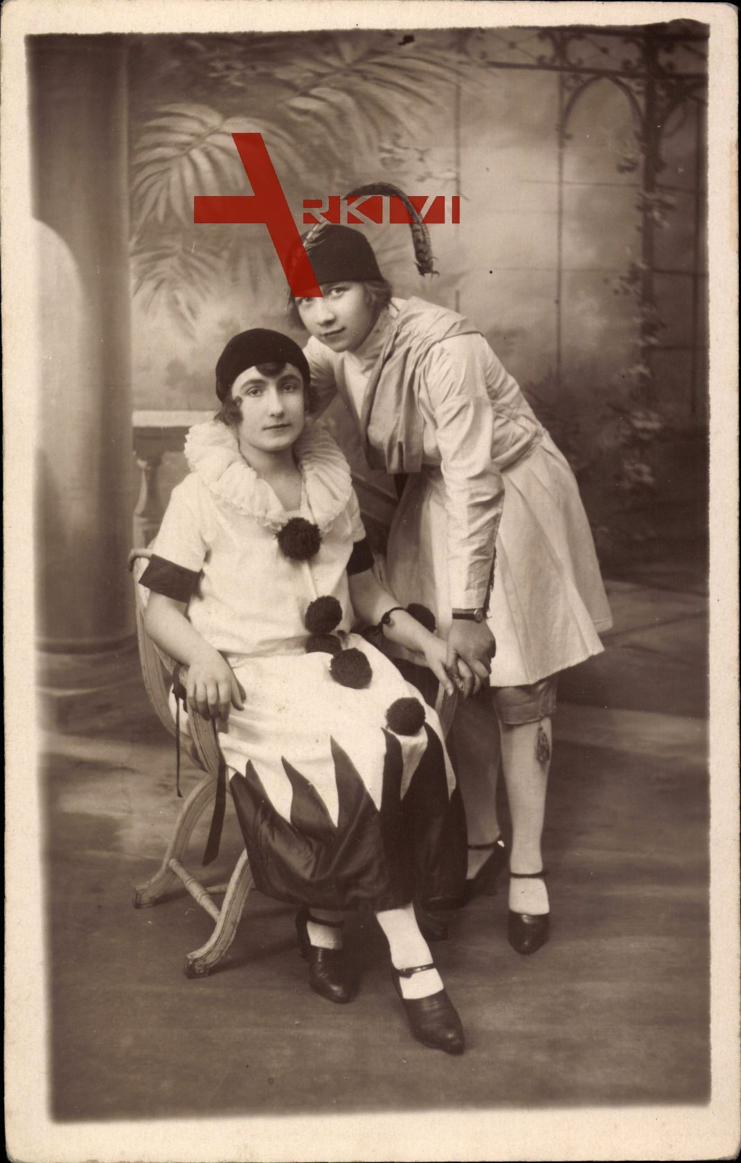Zwei Mädchen in Karnevalskostümen, Pierrot, Bommeln, Hüte