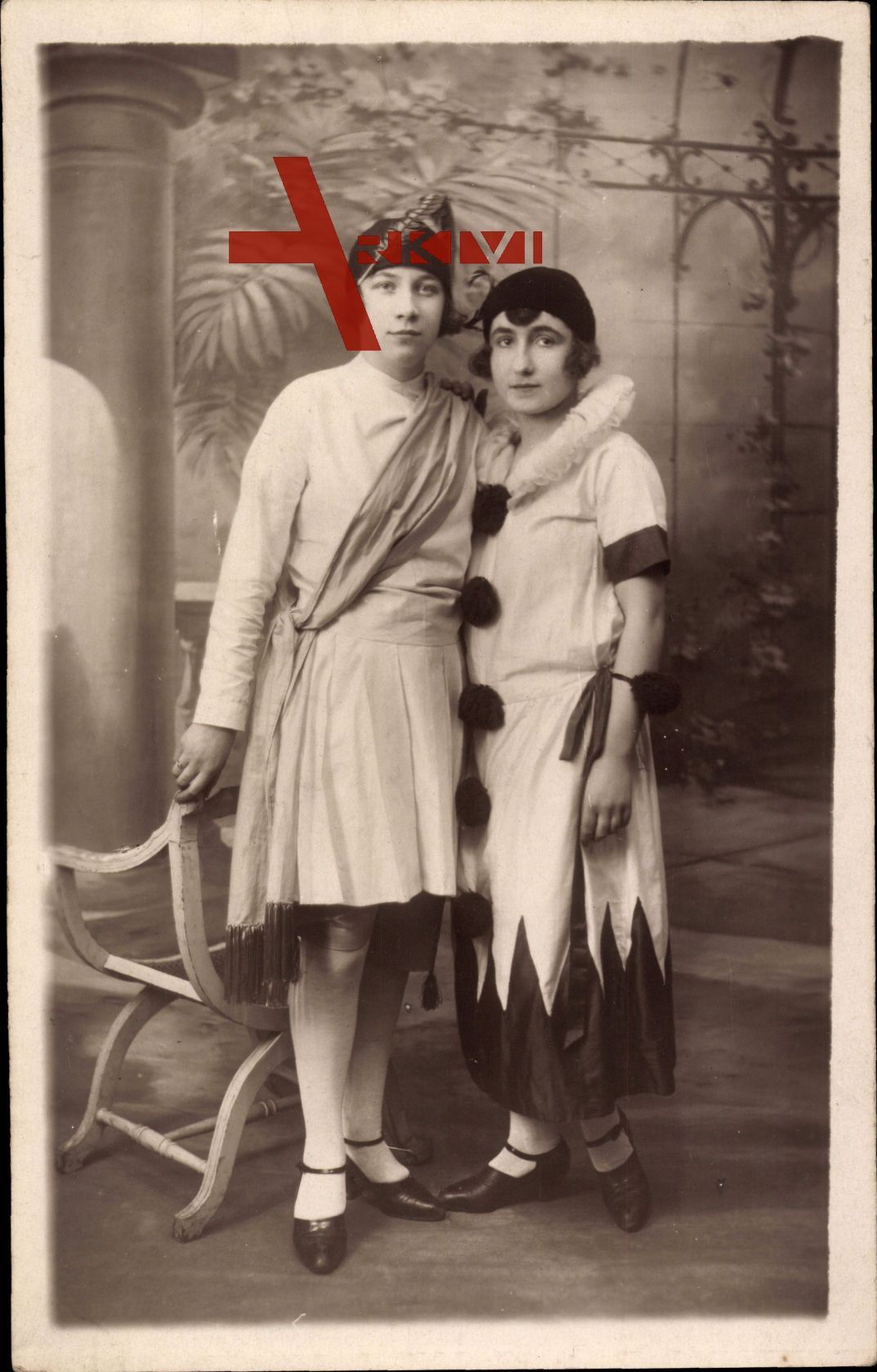 Zwei Mädchen in Karnevalskostümen, Pierrot, Standportrait