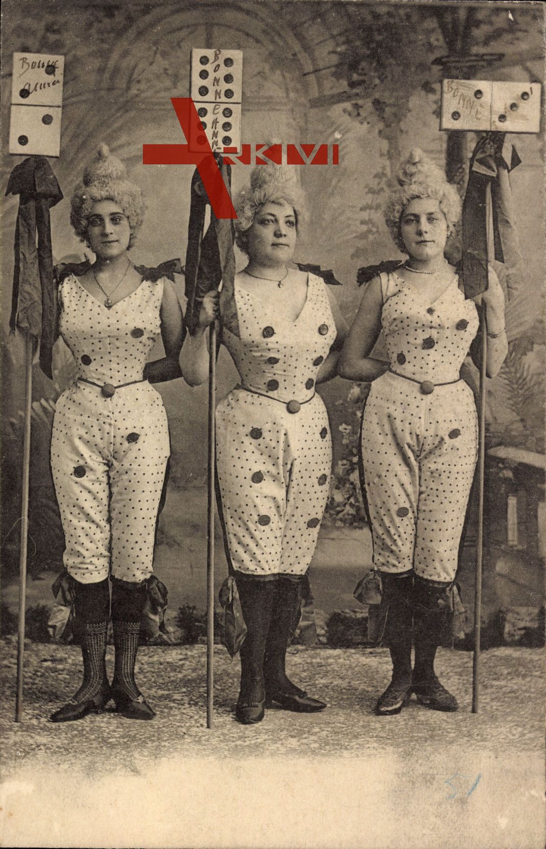 Drei Frauen in Karnevalskostümen, Dominosteine