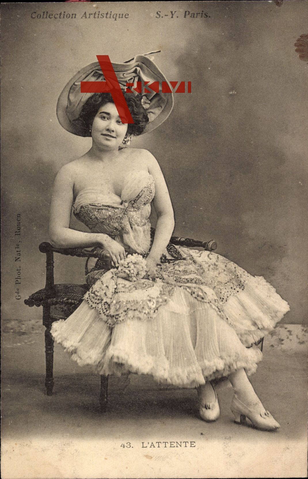 L'Attente, Frau in Karnevalskostüm, Sitzportrait