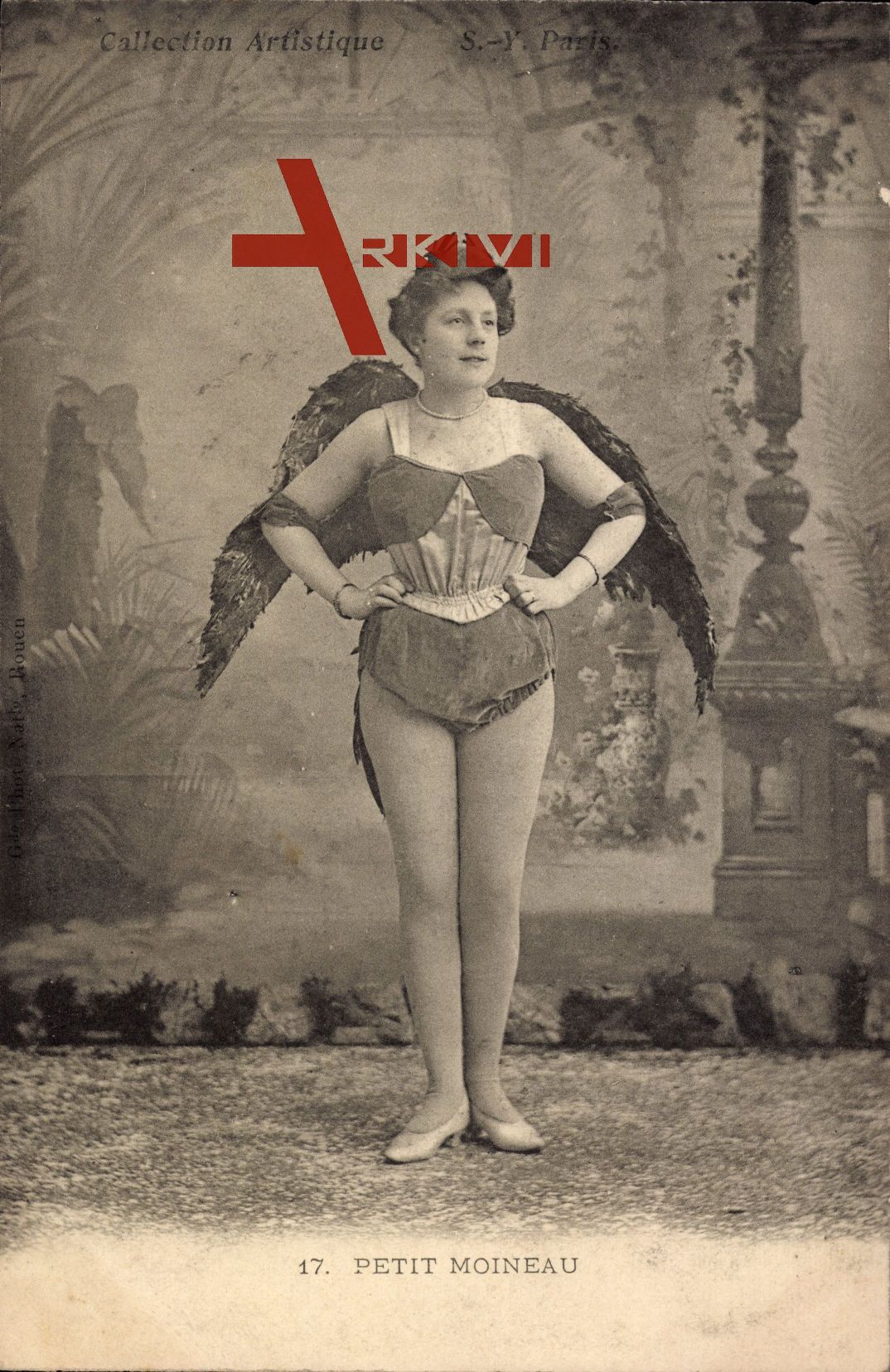 Frau in Karnevalskostüm, Petit Moineau, Kleiner Spatz