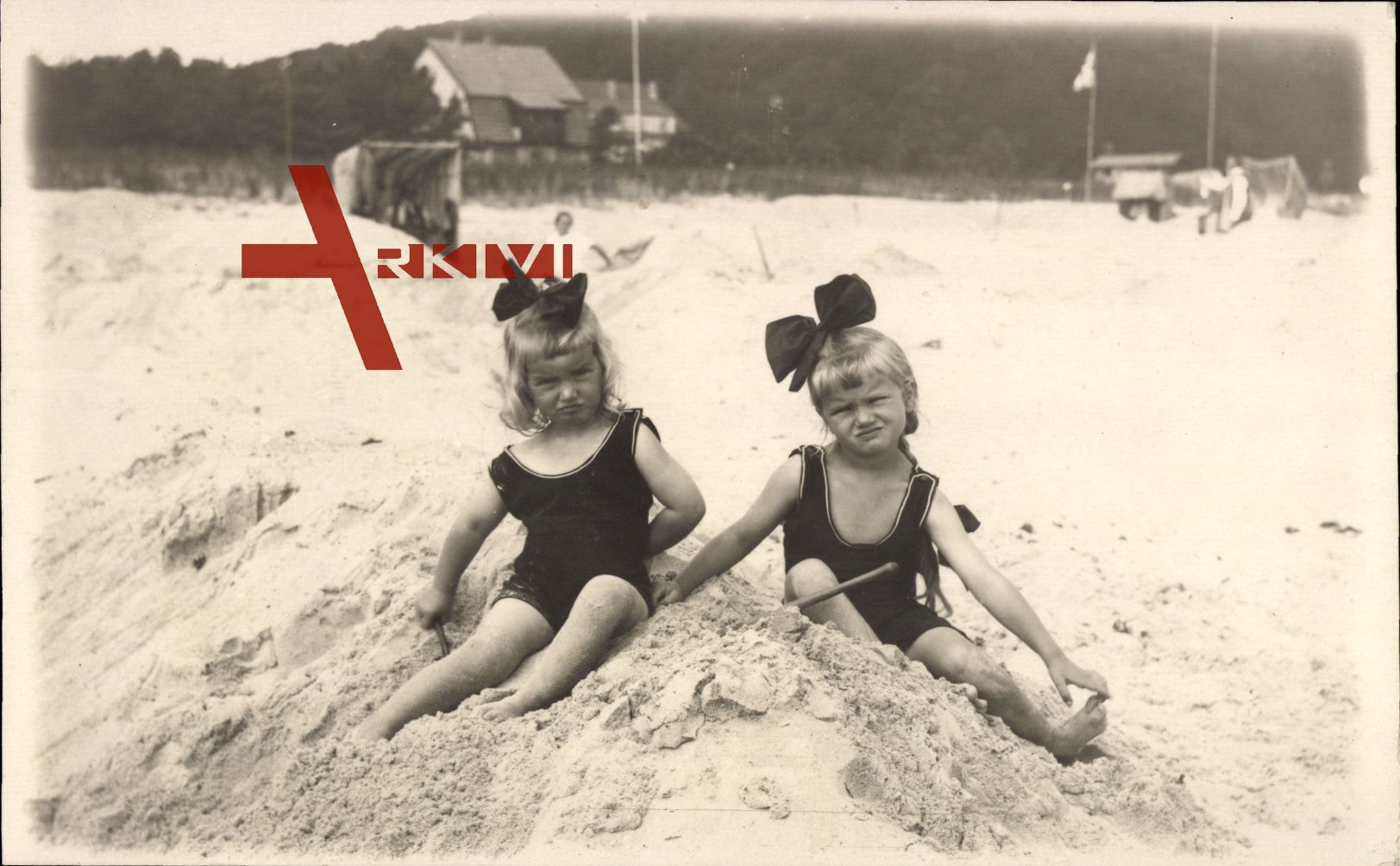 Zwei junge Mädchen spielen am Strand im Sand