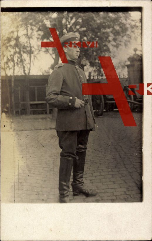 Richl Köln am Rhein, Portrait eines Soldaten in Uniform, Stiefel