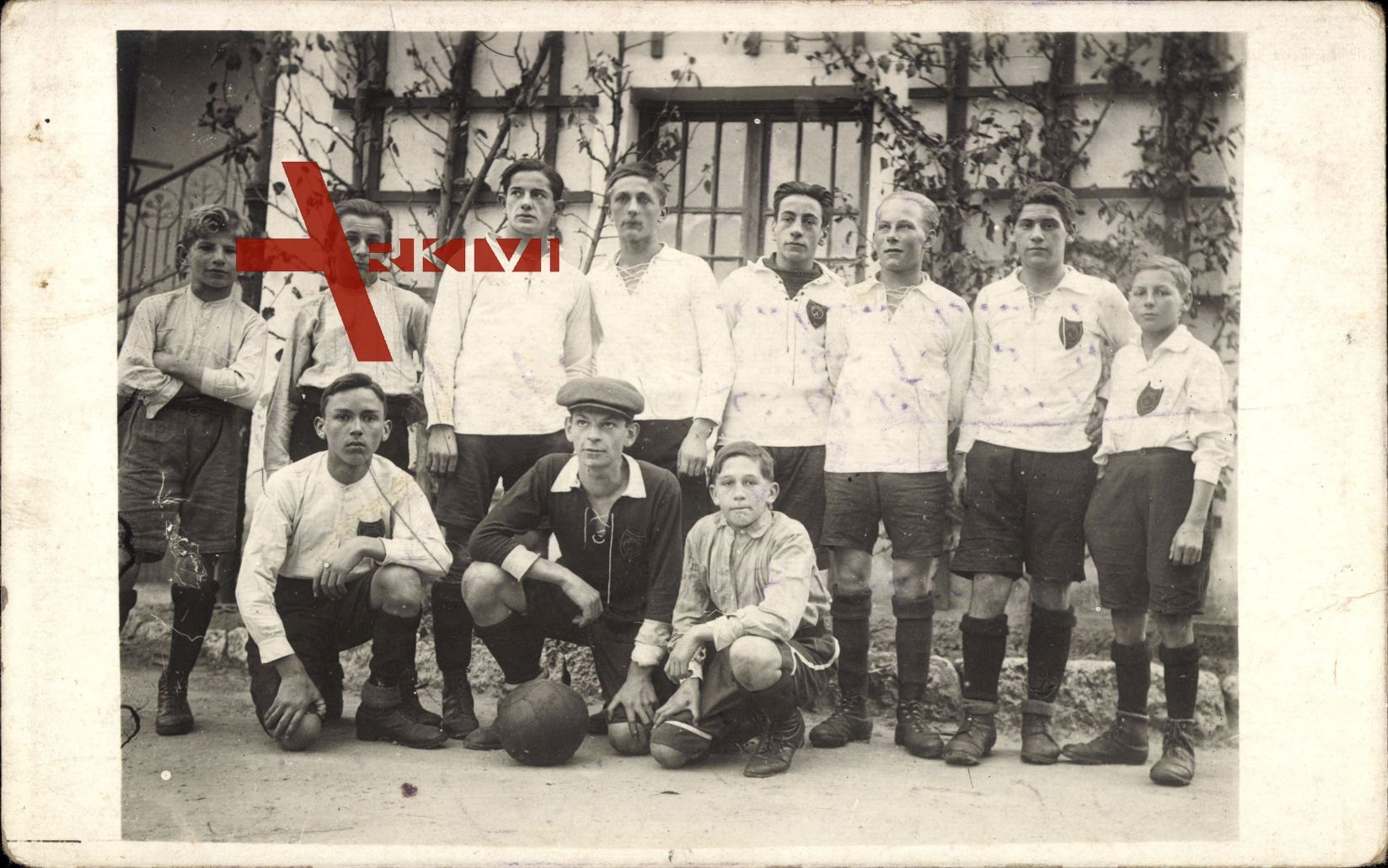 Gruppenfoto einer Fußballmannschaft, Torwart, Trikots