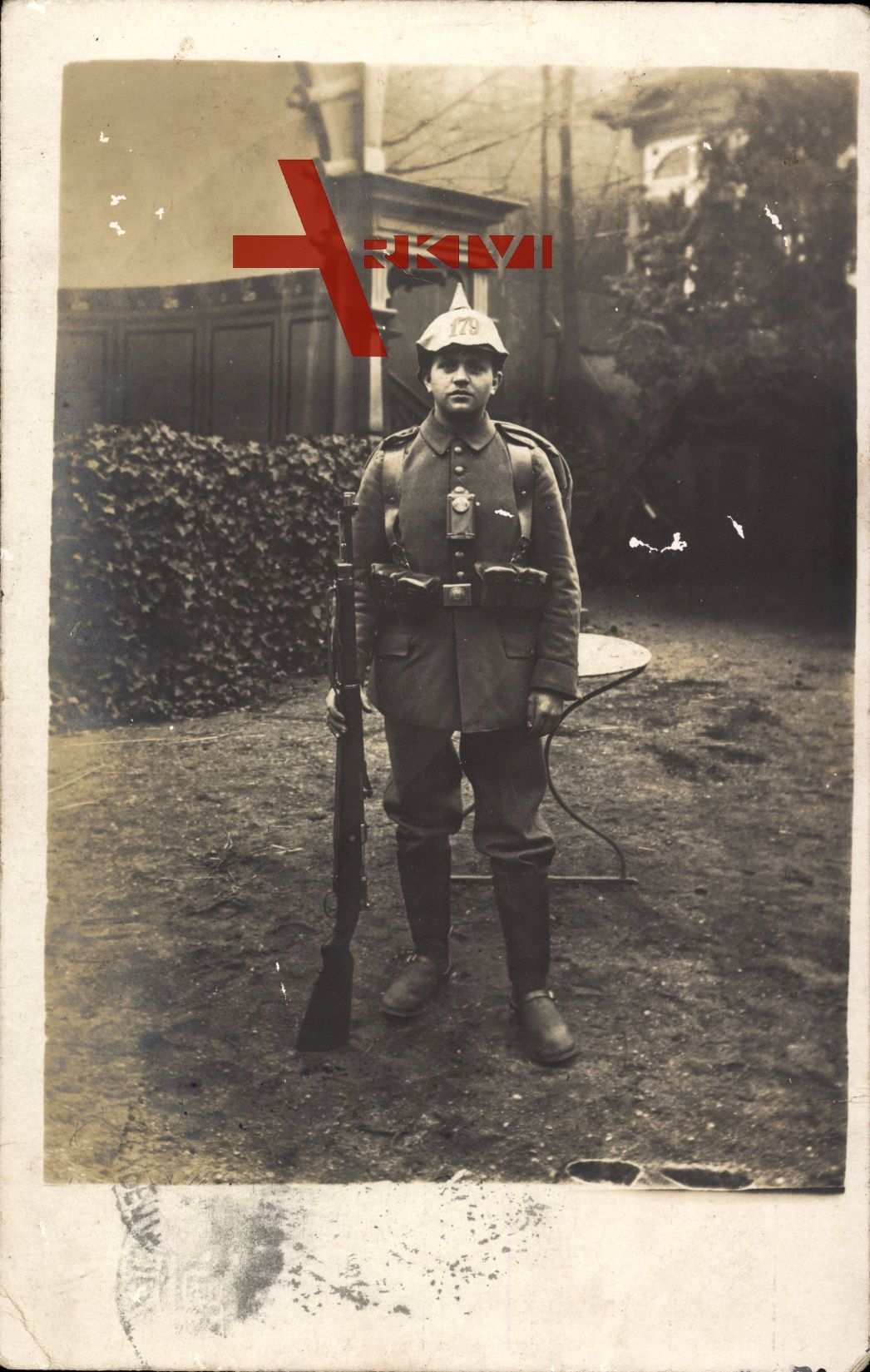 Deutscher Soldat in Uniform, Standportrait, Gewehr, 14 Inf Regiment 179
