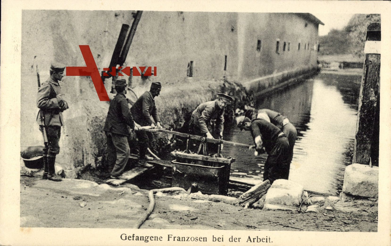 Gefangene Franzosen bei der Arbeit, Soldaten