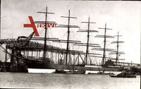 Segelschiff im Hafen, Fünfmastbark vor Anker, Werftanlagen