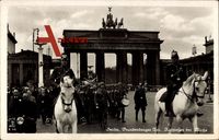 Berlin Mitte, Brandenburger Tor, Ausziehen der Wache, Pferde, Polizei