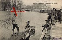 Paris, Crue de la Seine 1910, Construction d'une passerelle aux Invalides