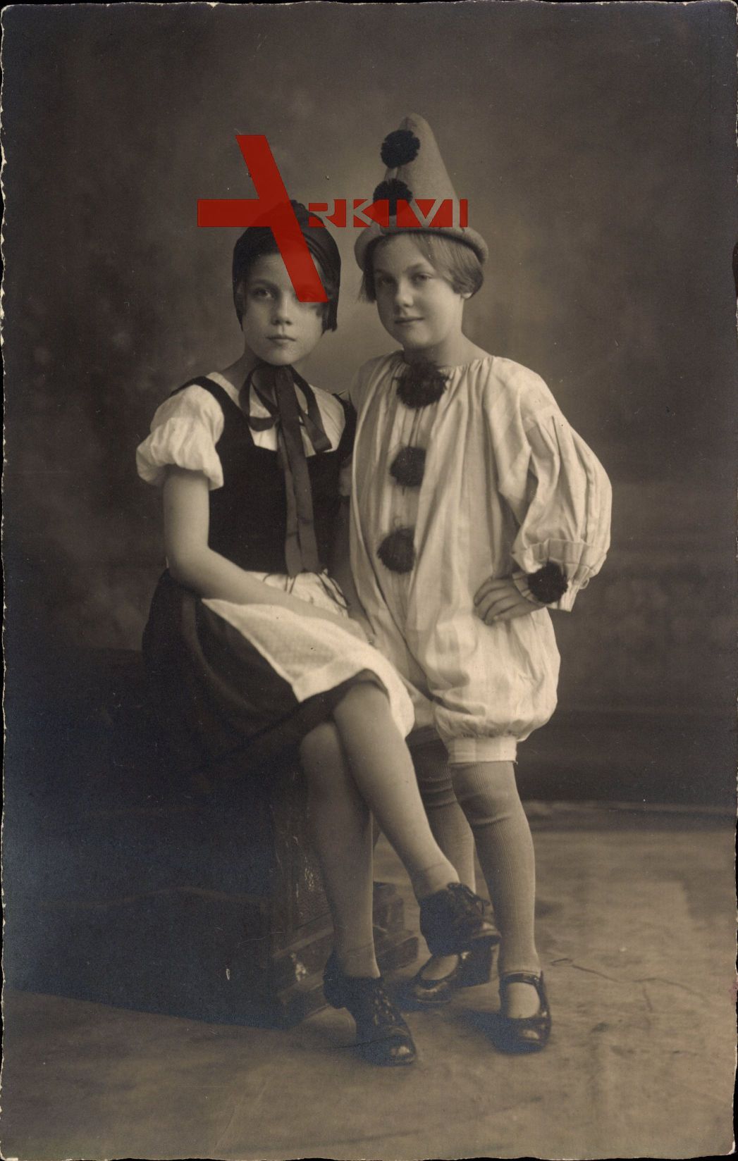 Zwei Kinder in Karnevalskostümen, Portrait