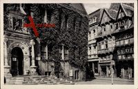 Quedlinburg Harz, Straßenpartie mit Blick auf das Rathaus, Rankenwuchs