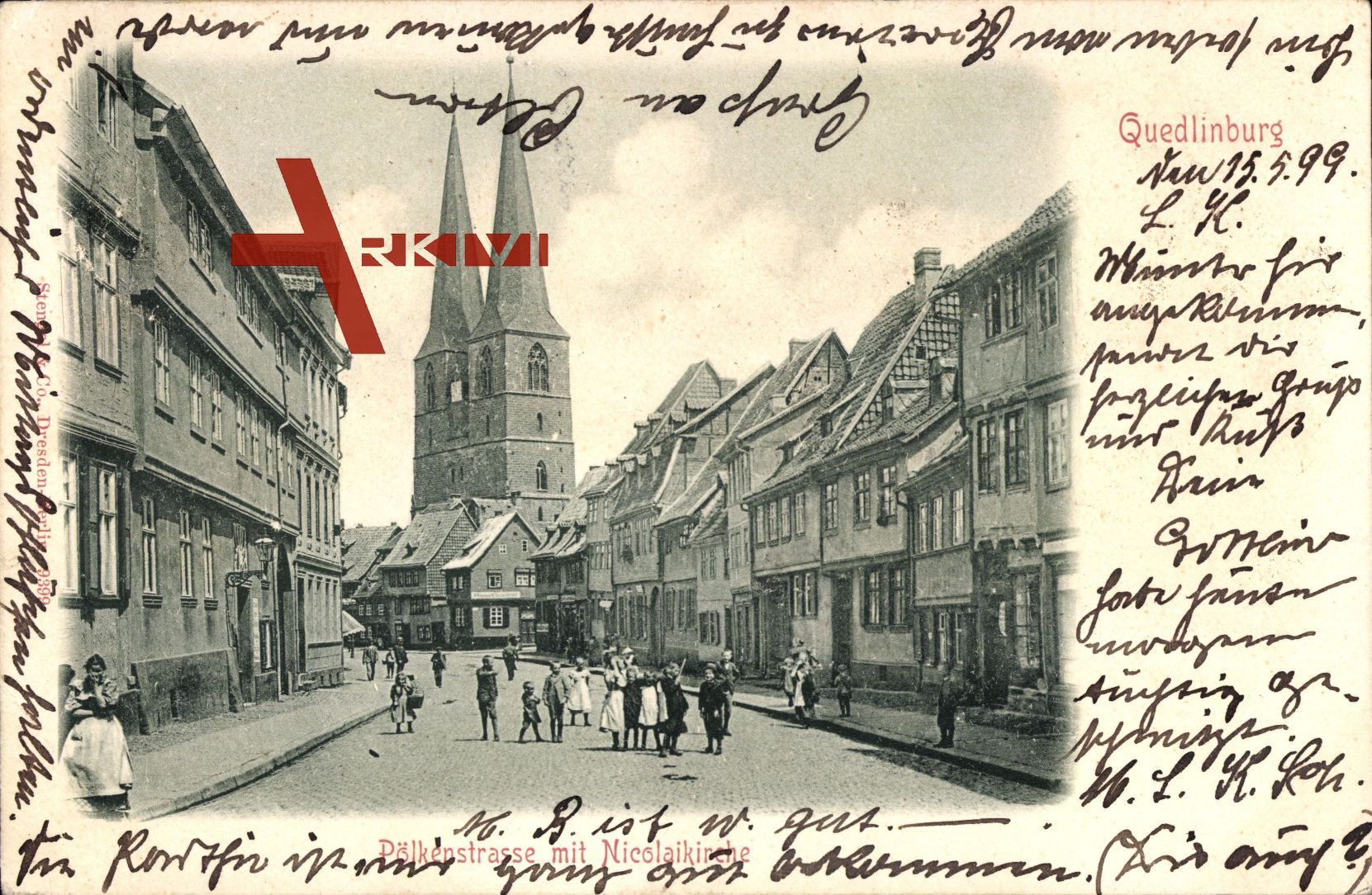 Quedlinburg, Pölkenstraße mit Nikolaikirche, Passanten, Glockentürme