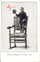 Souvenir du Royaume de Liliput, Paris, Liliputaner auf einem Sessel stehend