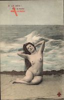 Al la Mer, Sur le Sable, nackte junge Frau vor Strandbild posierend