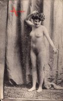 Nackte junge Frau vor Vorhang posierend
