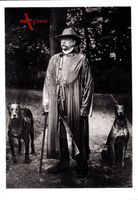 Fürst Otto von Bismarck mit seinen Hunden in Friedrichsruh