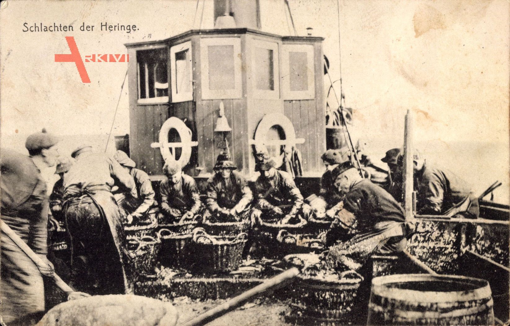 Schlachten der Heringe, Fischer bei der Arbeit an Bord