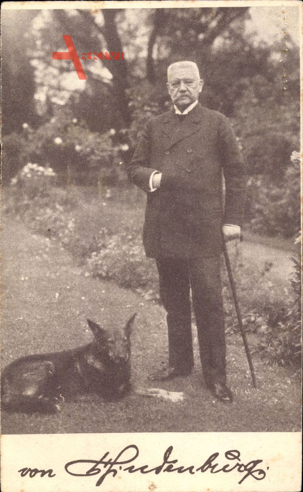von Hindenburg mit Hand in der Jacke, liegender Hund, Ostern 1925