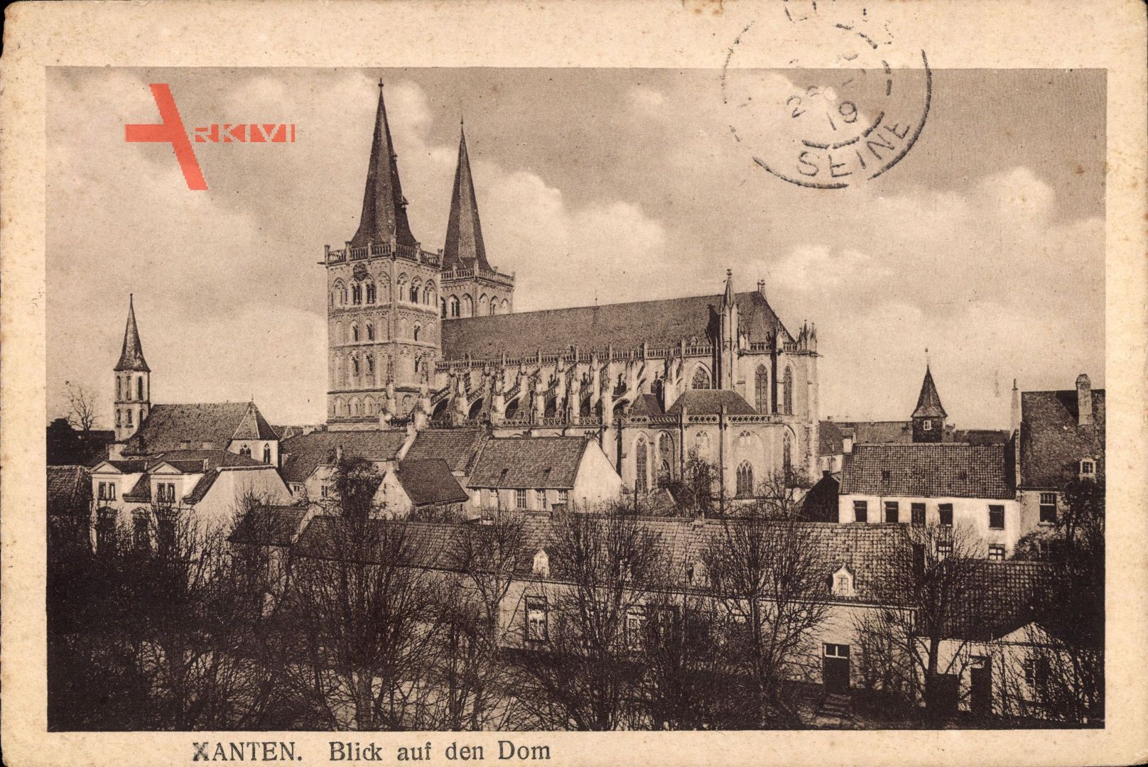 Xanten am Niederrhein, Blick auf den Dom über Häuser hinweg, Glockenturm