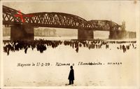 Mainz in Rheinland Pfalz, Schlittschuhläufer, Fluss,Eisenbahnbrücke,1929