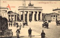 Berlin Mitte, Pariser Platz mit Blick auf Brandenburger Tor, Quadriga