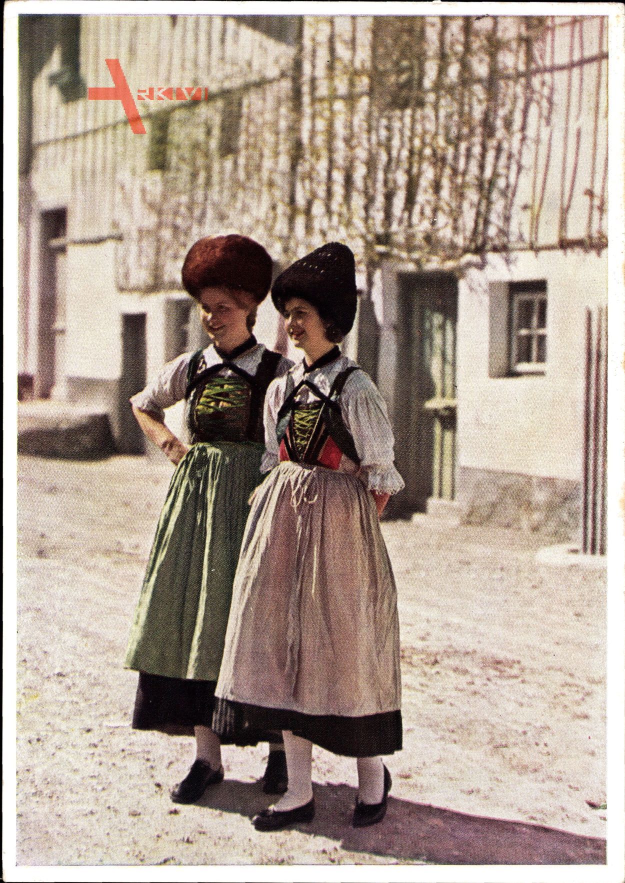 Tiroler Landestrachten aus dem Pitztal, Zwei Frauen, Hüte, Röcke