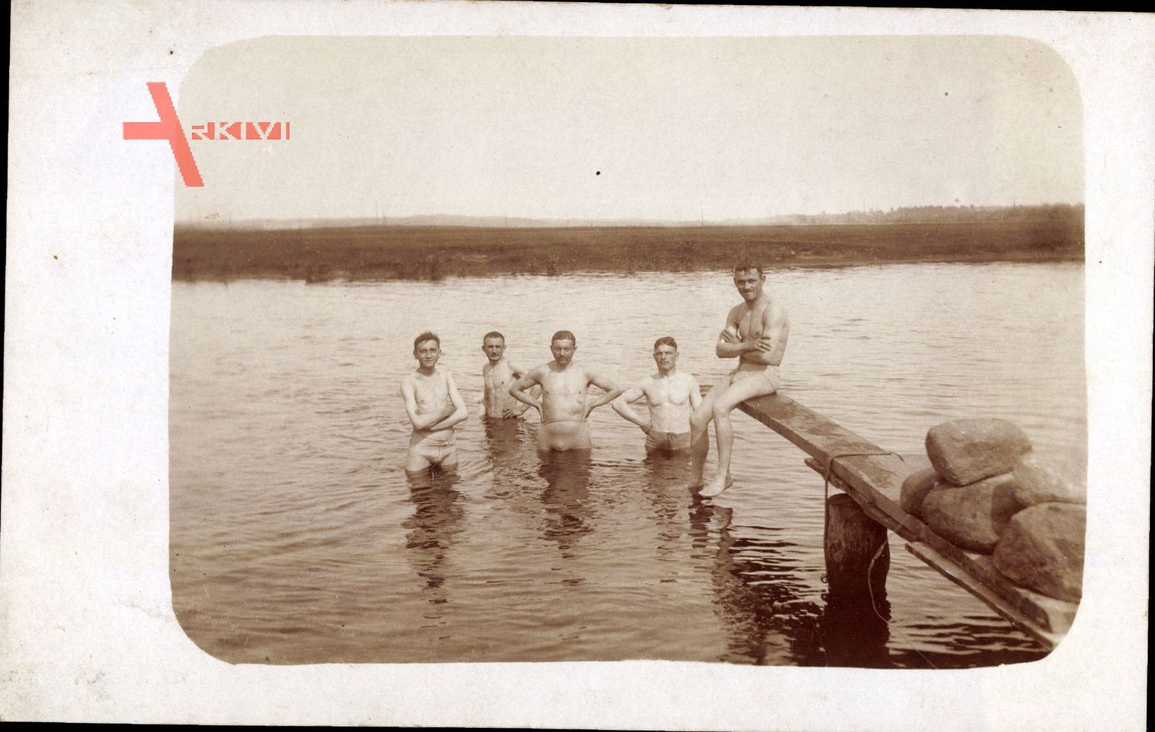 Junge Männer beim Schwimmen am Fluss, Holzplanke