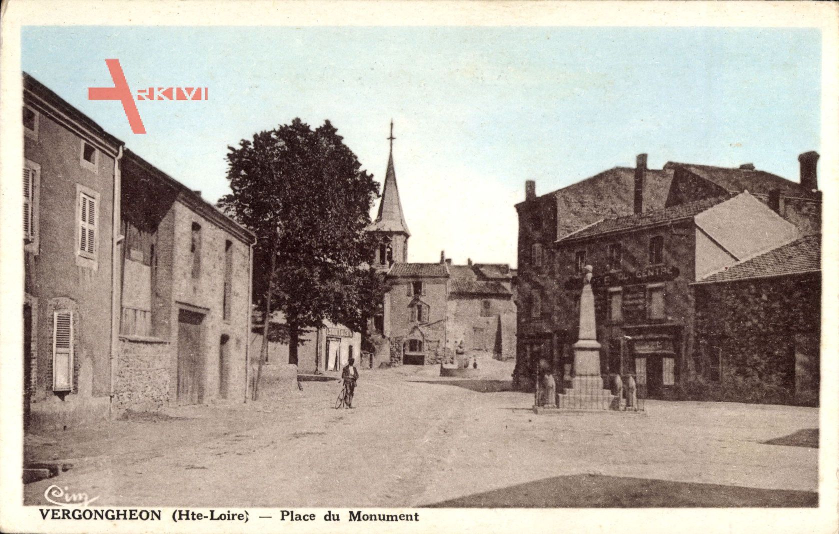 Vergongheon Haute Loire, Place du Monument, Denkmal, Kirche, Häuser