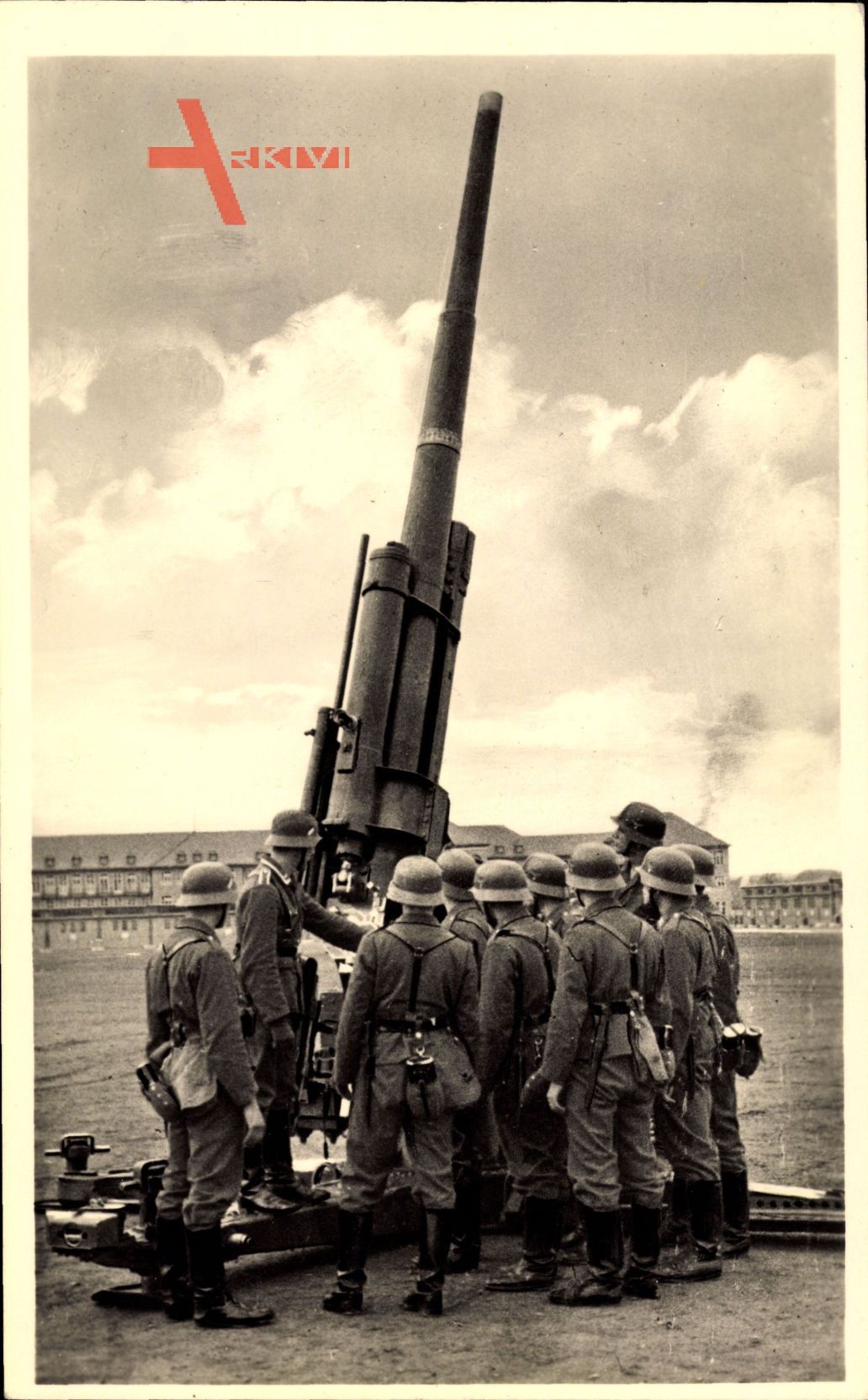 Wehrmachtsoldaten an einem Flugabwehrgeschütz, Flak