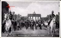 Berlin Mitte, Brandenburger Tor, Aufziehen der Wache, Reiter, Parade