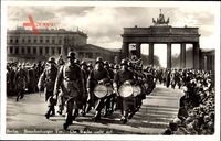 Berlin Mitte, Brandenburger Tor, Die Wache zieht auf, Wehrmacht
