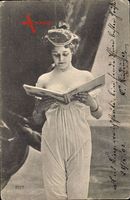 Junge Frau in Unterwäsche, Buch lesend, Kopfschmuck