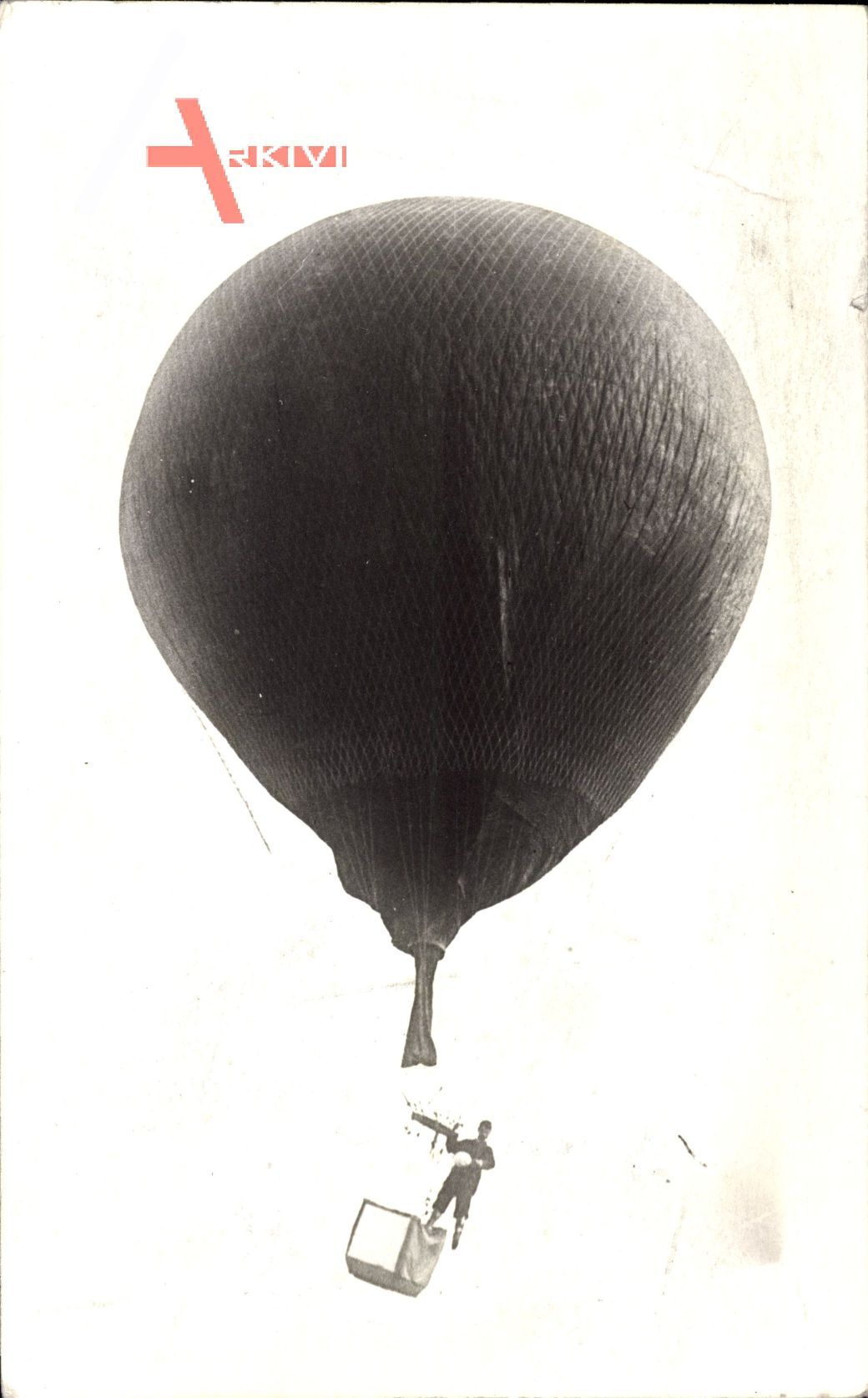 Heißluftballon im Flug, Pilot in der Gondel