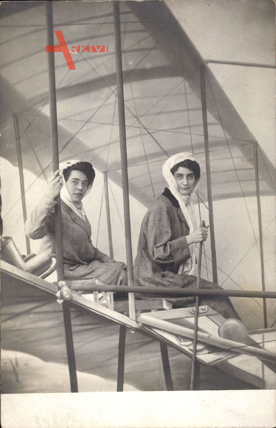 Frankreich, Zwei Frauen auf einem Flugzeug, Biplan, Fotomontage