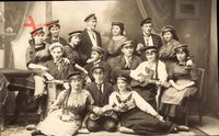 Studentika  Gruppenfoto, Frauen in Schirmmützen, Männer, Violine, Gitarre