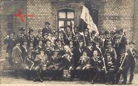 Studentika  Gruppenfoto, Jungen in Anzügen, Schärpen, Banner, 1898
