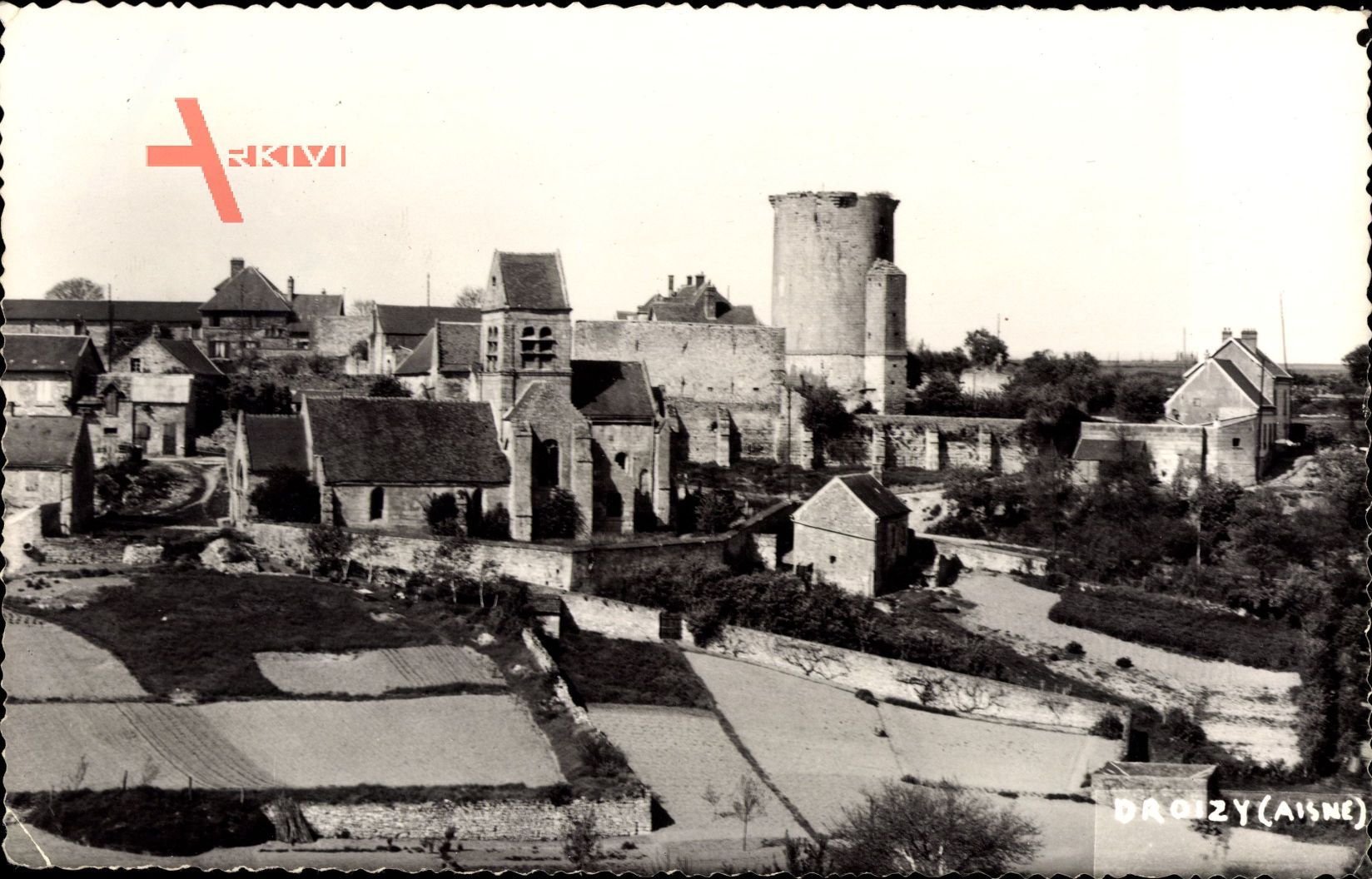 Droizy Aisne, Blick auf den Ort über Felder hinweg, Turm, Kirche, Häuser
