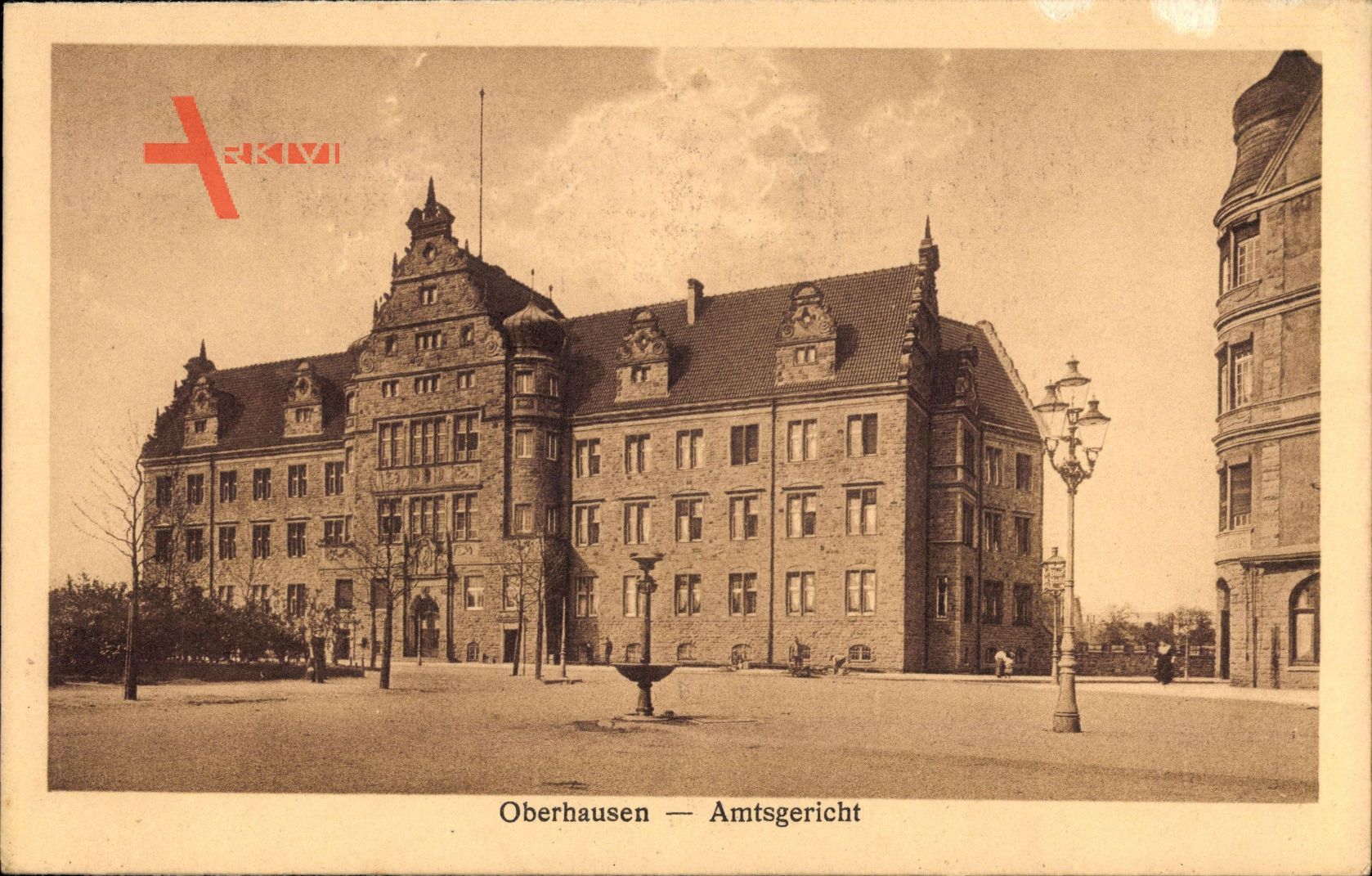 Oberhausen, Blick auf das Amtsgericht, Vorplatz, Brunnen, Straßenlaterne