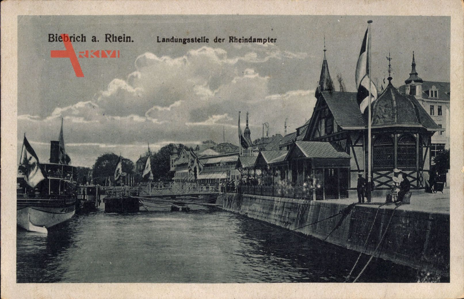 Biebrich am Rhein, Landungsstelle der Rheindampfer, Brücke, Fahnen