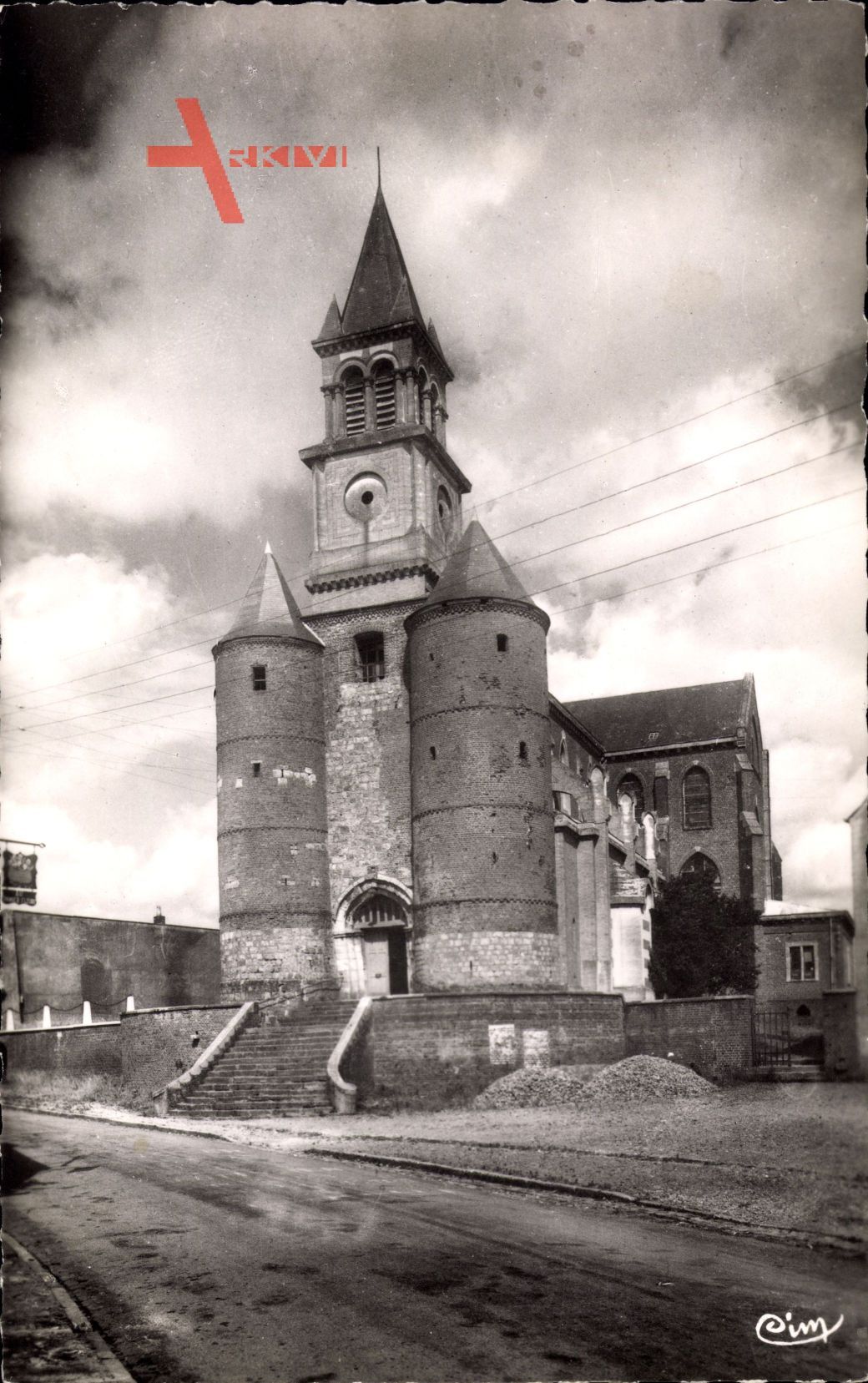 Origny en Thierache Aisne, Straßenpartie mit Blick auf die Kirche